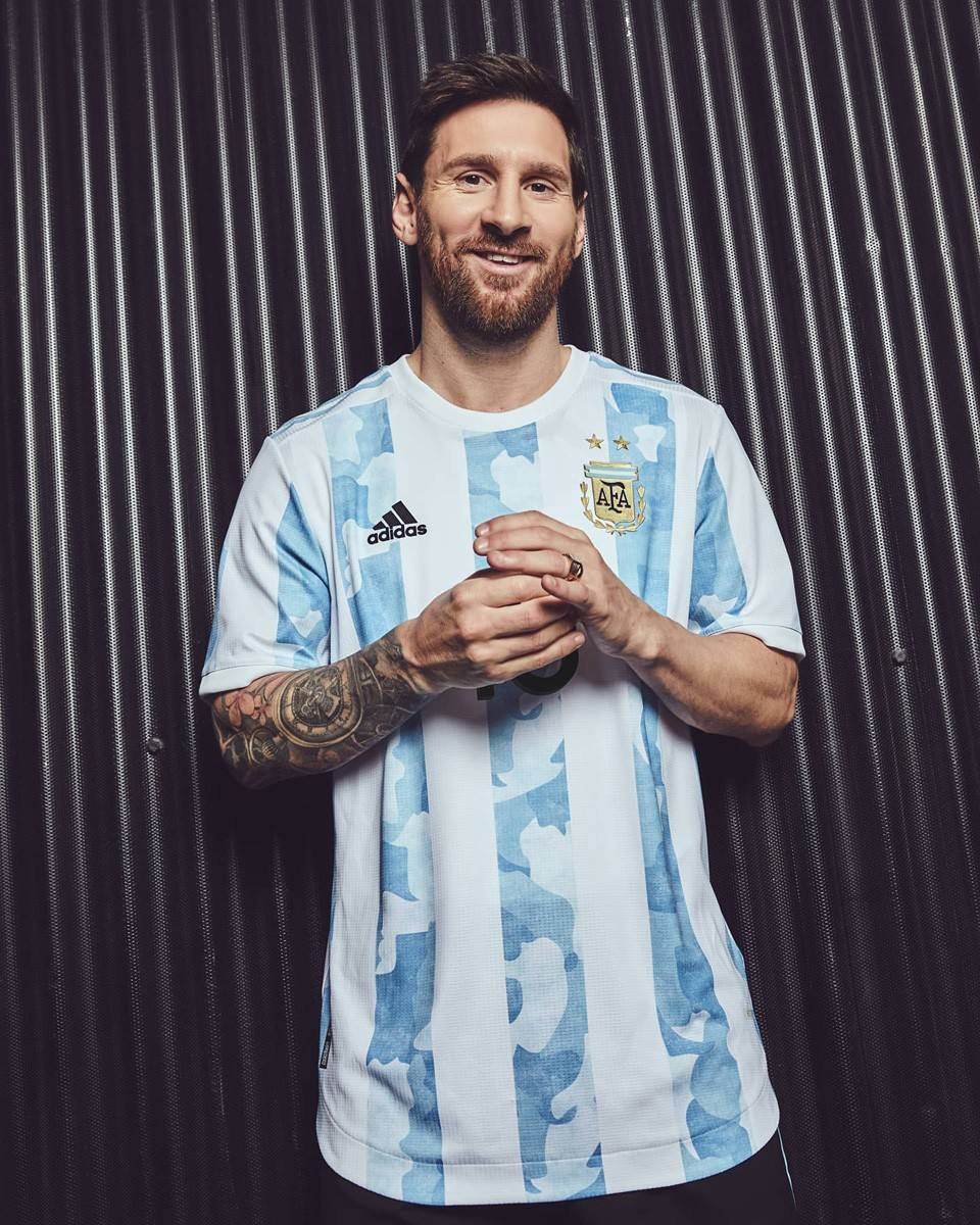 Lionel Messi Argentina home jersey.jpg